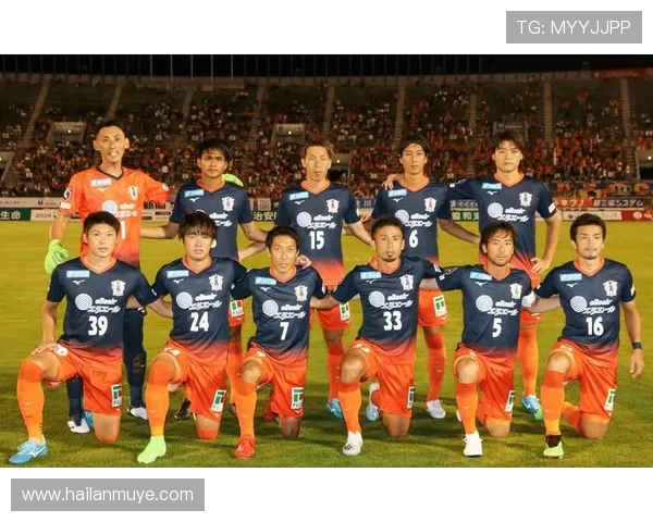 城南足球俱乐部迎战江源球队展现激情与实力的较量